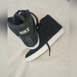 Nike Mens 6.5 Blazer Mid Black Sneakers