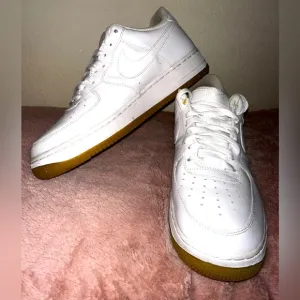 Nike Men’s Air Force 1 White Sneakers with Gum Sole 10.5 streetwear casual