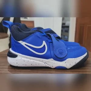 Nike sneakers in royal blue