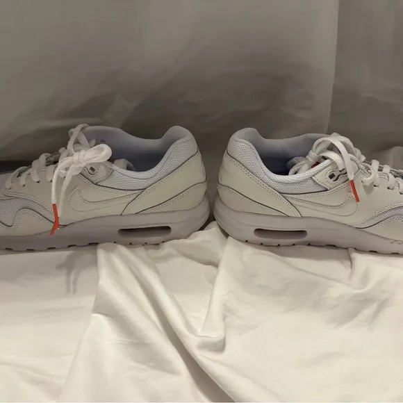 Nike White Air Max 1 SE white rainbow swoosh