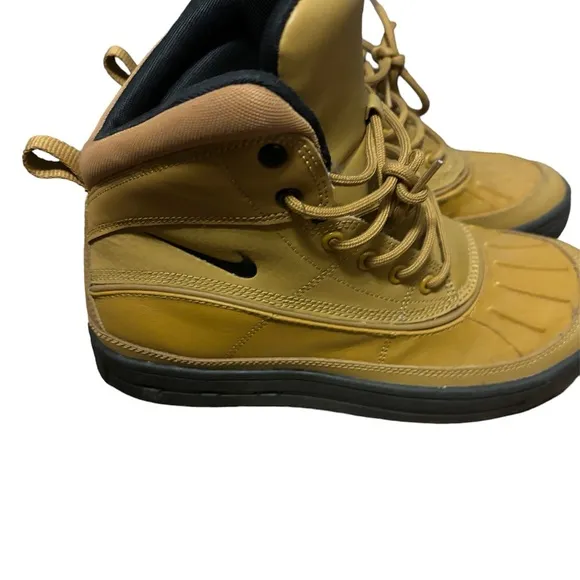 Nike Woodside 2 Youth size 5 1/2.