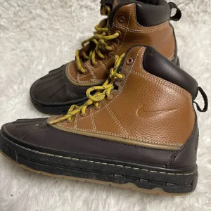 Nike Woodside ACG All Weather Kids Boots Tan / British 415079-200. Size 2Y