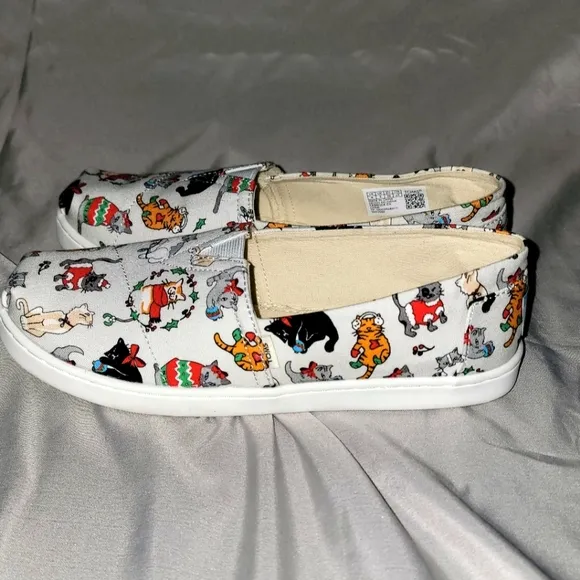 👧🏾🐱🩰NWB TOMS Girls Belmont Holiday Cats Flats👧🏾🐱🩰 Size: 4Y