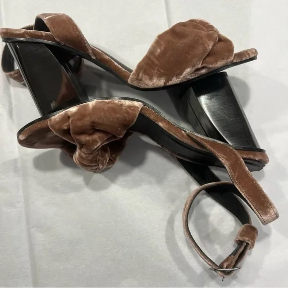 NWOB Alex   Alex Velvet Ankle Wrap Block Heel Sandals Sz-8/38