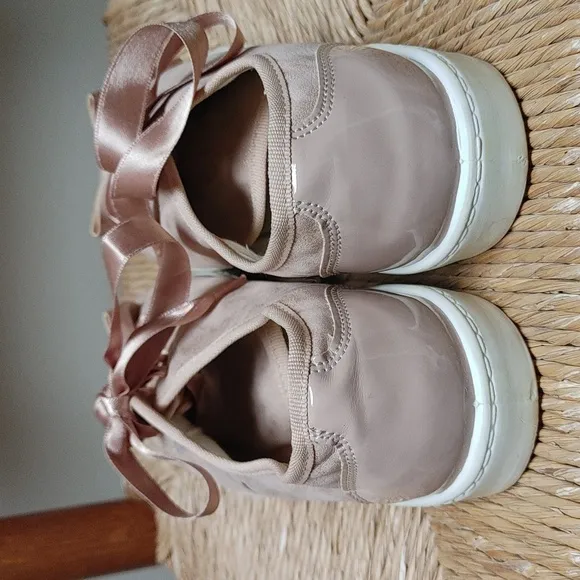NWOB Mauve &amp; Gold Shimmer André Sneakers Sz 41 euro 10 US