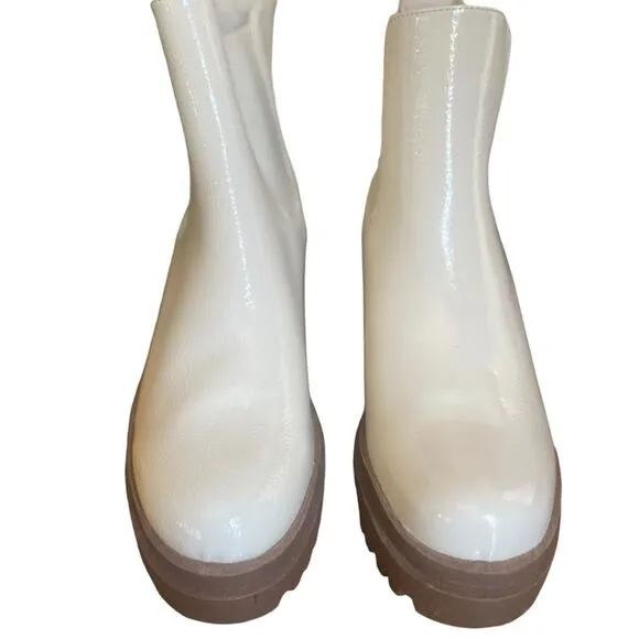 NWOT Diba Boots Womens 9.5 CHELSEA Patent Leather Chunky Platform Pull On Cream