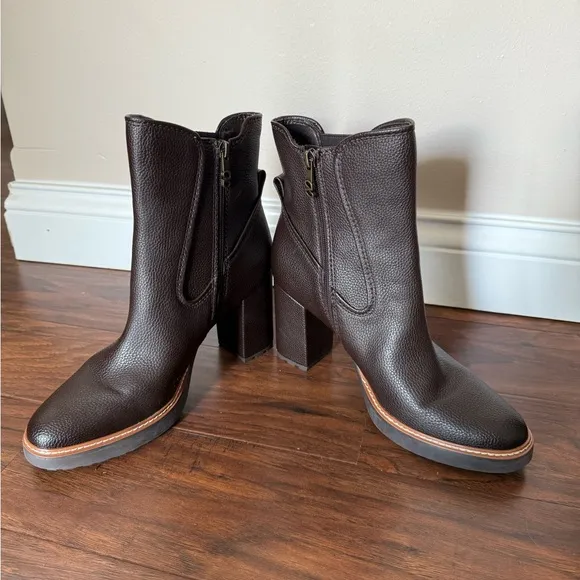 NWOT Elegant Brown Faux Leather Ankle Boots by Naturalizer-Size 10