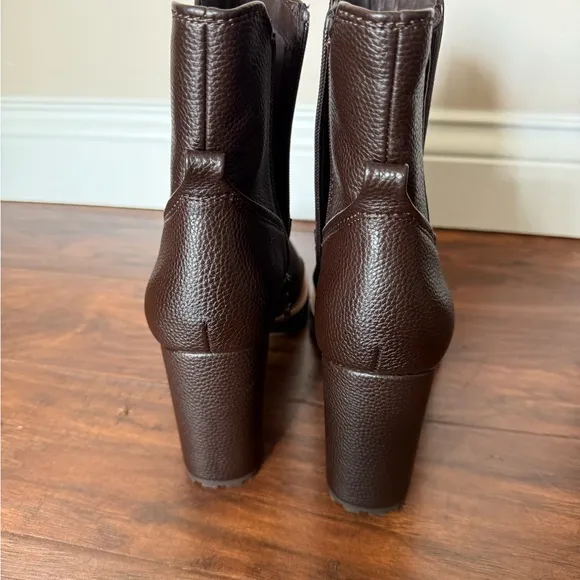 NWOT Elegant Brown Faux Leather Ankle Boots by Naturalizer-Size 10