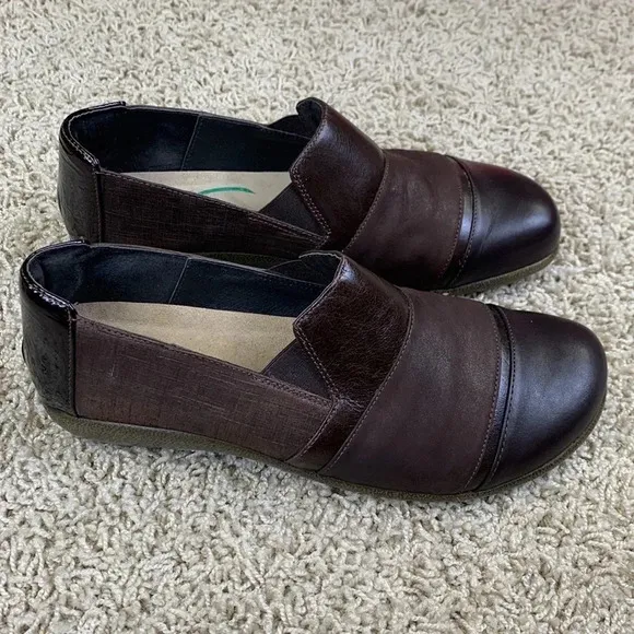 NWOT Naot brown leather Koru Miro slip on flats sz 40