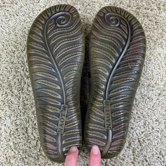 NWOT Naot brown leather Koru Miro slip on flats sz 40