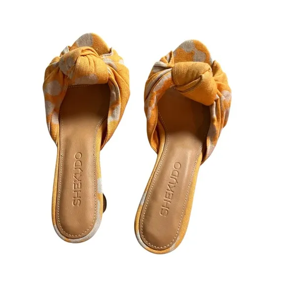 NWOT Shekudo Billy Button Slide Sandal in Yellow SZ 9