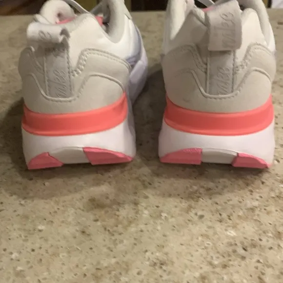 NWOT Toddler Nike Air Max Dawn Sneakers Size 1.5