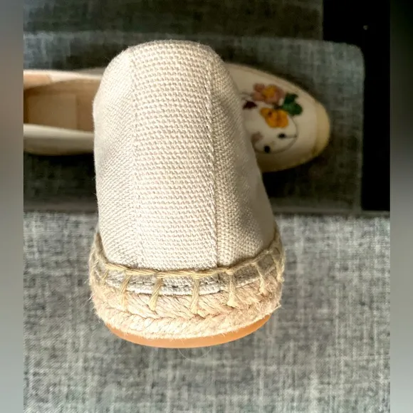 NWOT Tory Burch Cream and Brown Espadrilles with Woven Toe.Size 8M. Never worn.