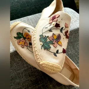 NWOT Tory Burch Cream and Brown Espadrilles with Woven Toe.Size 8M. Never worn.