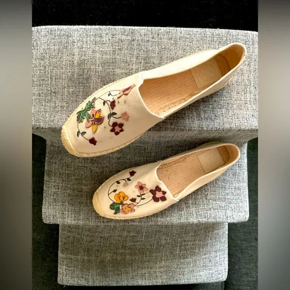 NWOT Tory Burch Cream and Brown Espadrilles with Woven Toe.Size 8M. Never worn.