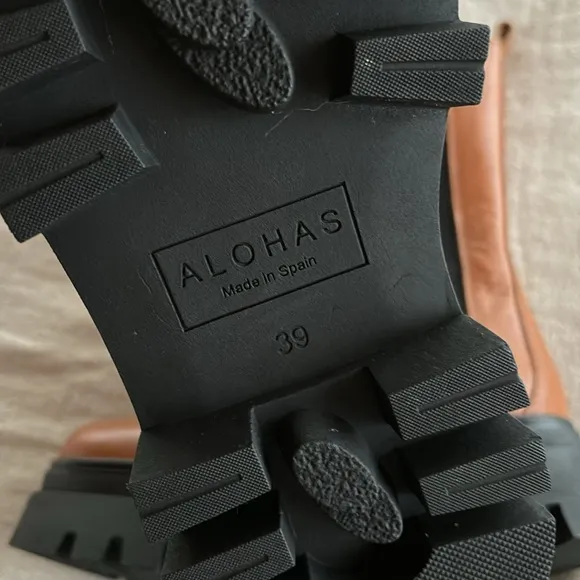 NWT Alohas All Rounder Chelsea Boots