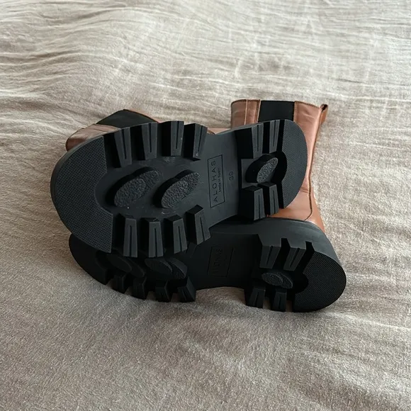 NWT Alohas All Rounder Chelsea Boots
