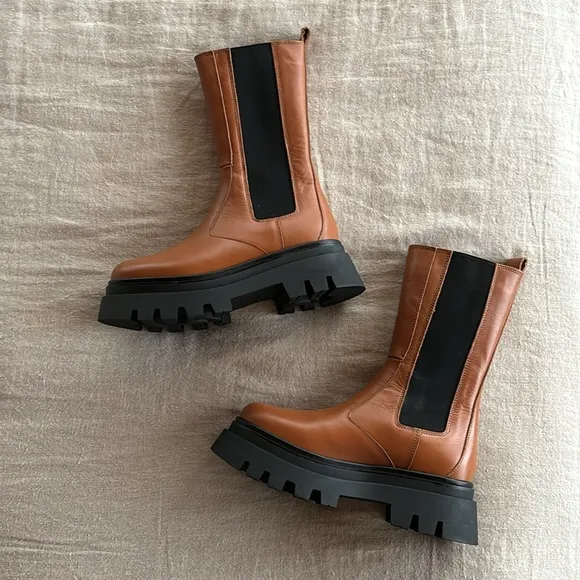 NWT Alohas All Rounder Chelsea Boots