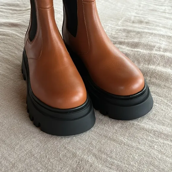 NWT Alohas All Rounder Chelsea Boots