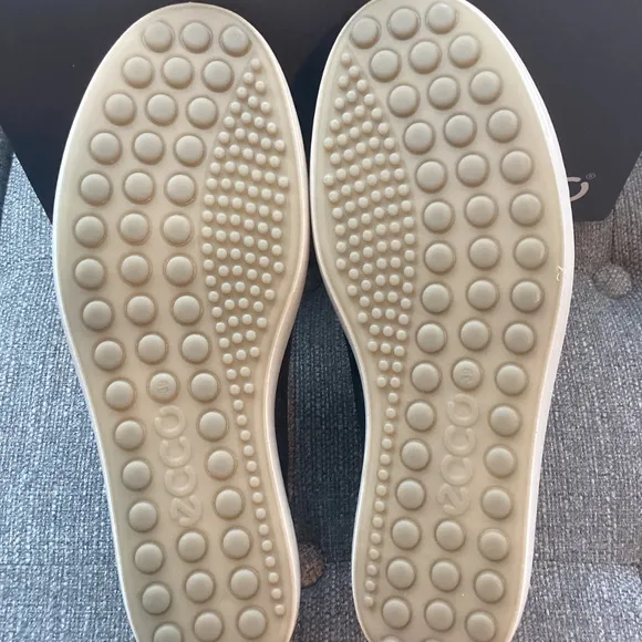 NWT Ecco Women's Soft 7 Sneakers, size US 8/EU 39