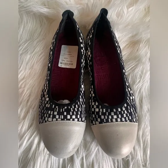 NWT MUNRO - Henlee Black &amp; Pearl Cream Slip On Ballet Flats Sz 9