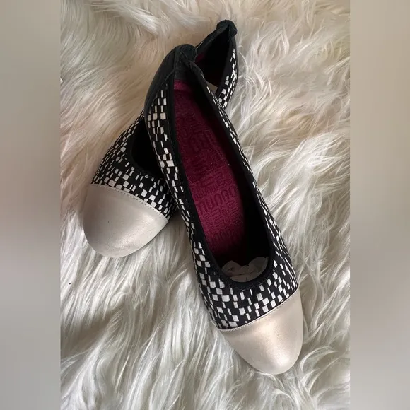 NWT MUNRO - Henlee Black &amp; Pearl Cream Slip On Ballet Flats Sz 9