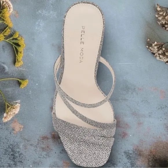 NWT Pelle Moda ‘Ostin’ Heeled Sandals in “Pewter” Metallic Size 9.5