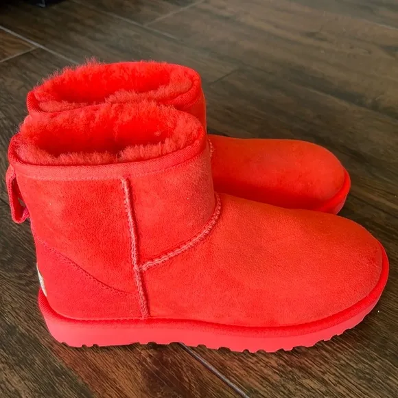 NWT! UGG Mini II Boots!