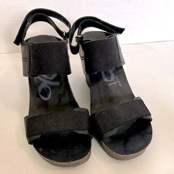 OTBT Trailblazer Black Wedge Sandals size 8 EUC