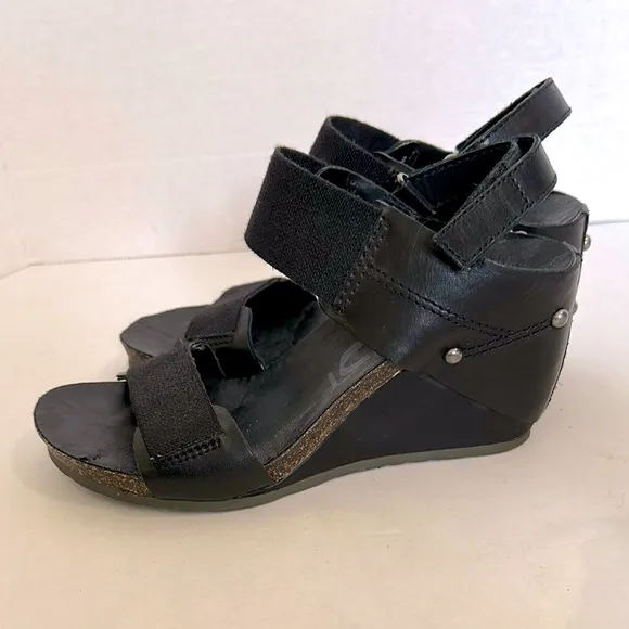 OTBT Trailblazer Black Wedge Sandals size 8 EUC