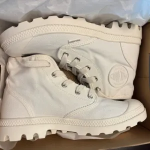 Palladium Pampa HI Women’s Size M 8 39.5 White Canvas High-Tops