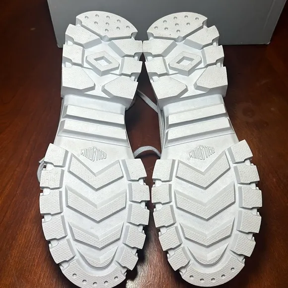 Palladium Revolt Lo Tx Bue Art women's boots size 7.5
