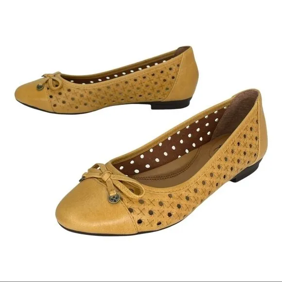 Patricia Nash Bettina Ochre Leather Perforated Bow Accent Womens Flats Size 6M