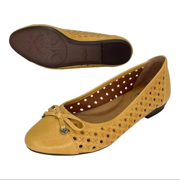 Patricia Nash Bettina Ochre Leather Perforated Bow Accent Womens Flats Size 6M