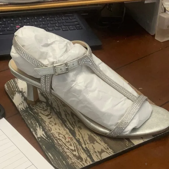 Pelle Moda NEW! Sz 9 Iya T-Strap Silver Strappy Granny Heel Sandals
