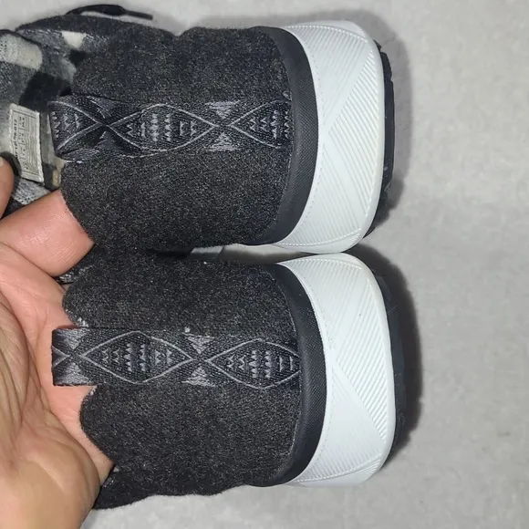 PENDLETLON WOOL SNEAKERS SIZE 8.5 MENS