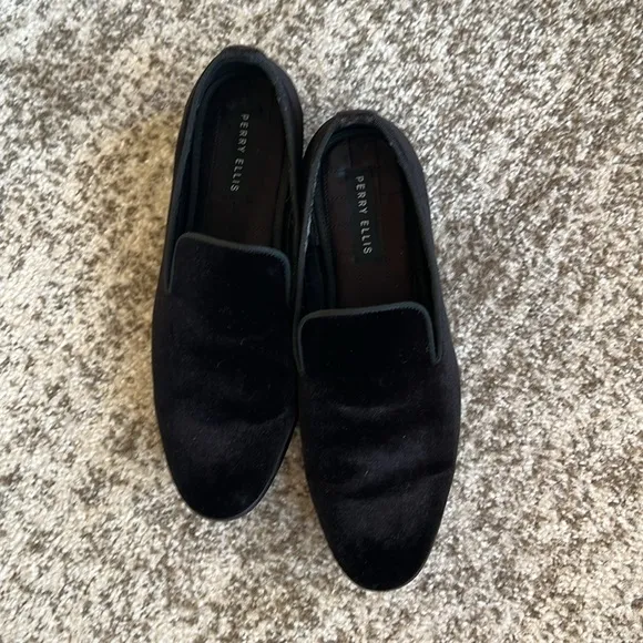 PERRY ELLIS VELVET LOAFERS