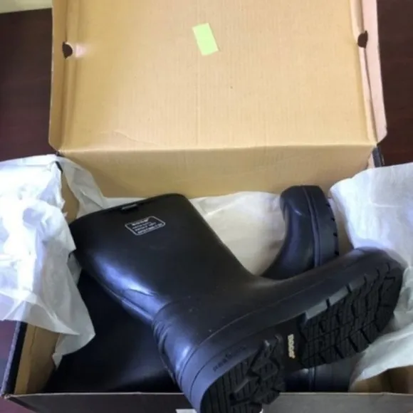 QT4, NIB Men 10, All Environments/Terrain Working 100% Waterproof Stay Dry