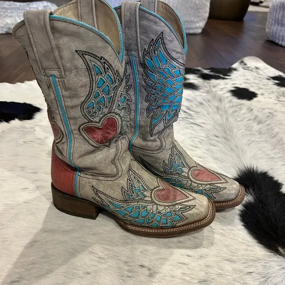 Rare Women’s Corral heart and wing cowboy boots