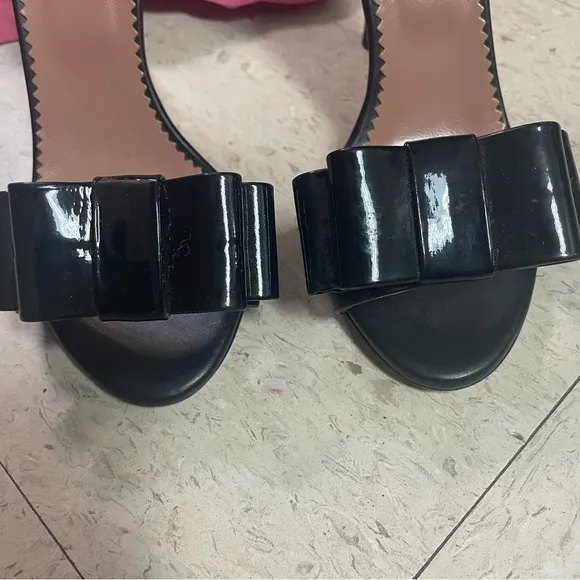 RED VALENTINO GARAVANI Sz 36 (US 5.5) Black Leather Ankle Strap Sandals Bow
