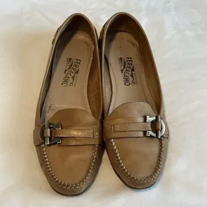 Salvatore Ferragamo 30367 Womens‎ Size 9 B Beige Loafers