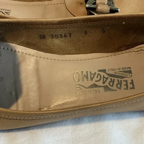 Salvatore Ferragamo 30367 Womens‎ Size 9 B Beige Loafers
