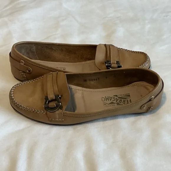 Salvatore Ferragamo 30367 Womens‎ Size 9 B Beige Loafers