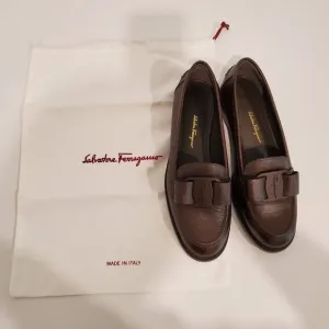 Salvatore Ferragamo Viva bow leather loafers, brown