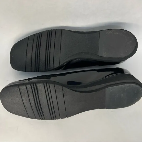 Salvatore Ferragamo Women's Flats Size 7B Black Leather Loafers Slip On Logo