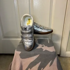 Sam Edelman Talia Gum Sole Soft Silver Leather Dual Strap Sneakers, Size 7