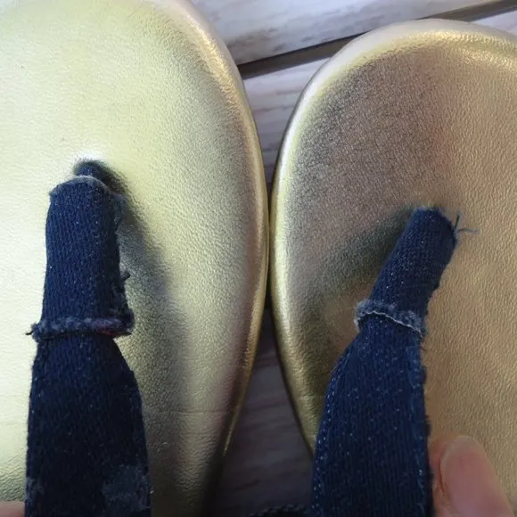 SIZE 10. MICHAEL Michael Kors BENTLEY thong sandals.