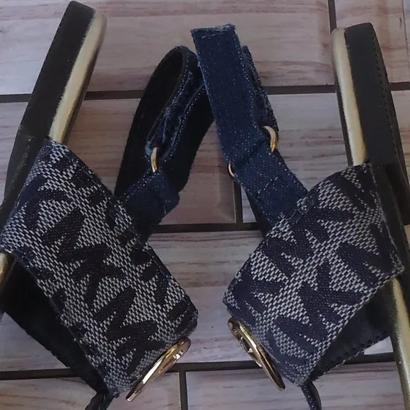 SIZE 10. MICHAEL Michael Kors BENTLEY thong sandals.