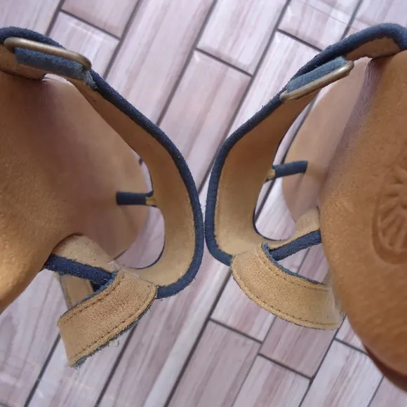 SIZE 3. UGG girls leather thong sandals.