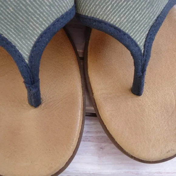 SIZE 3. UGG girls leather thong sandals.
